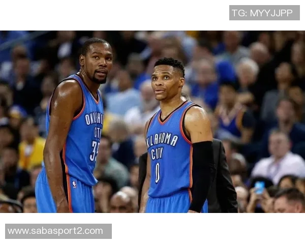 火箭官方晒亚当斯与杜兰特亲密合照威少点赞引发重回传闻 火箭官方晒亚当斯与杜兰特亲密合照威少点赞引发重回传闻